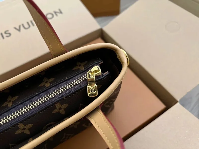 Louis Vuitton's new high-quality versatile single shoulder crossbody bag for women's retro trend