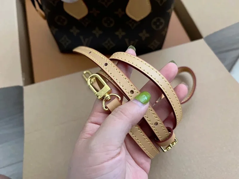 Louis Vuitton's new high-quality versatile single shoulder crossbody bag for women's retro trend