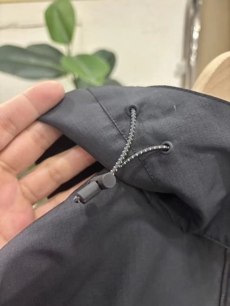 LACOSTE  Crocodile hooded workwear jacket is easy to wear for outdoor leisure and business, and can be paired with couple styles