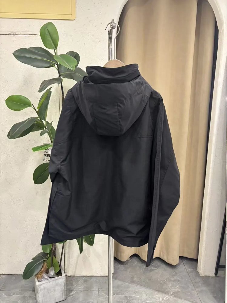 LACOSTE  Crocodile hooded workwear jacket is easy to wear for outdoor leisure and business, and can be paired with couple styles