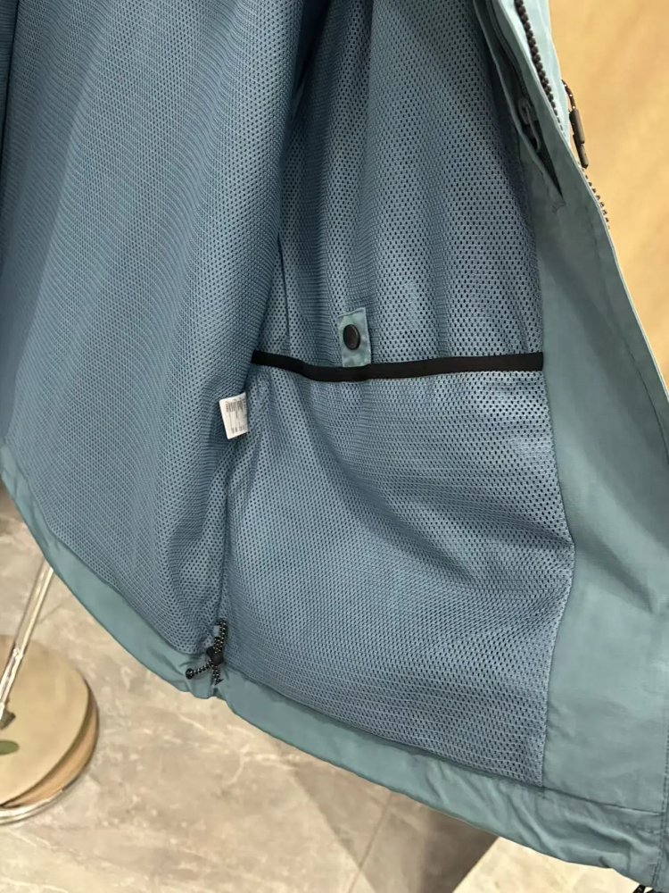 LACOSTE  Crocodile hooded workwear jacket is easy to wear for outdoor leisure and business, and can be paired with couple styles
