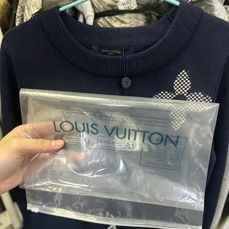 Louis Vuitton   Light luxury short sleeved t-shirt for both men and women, knitted top with half sleeves