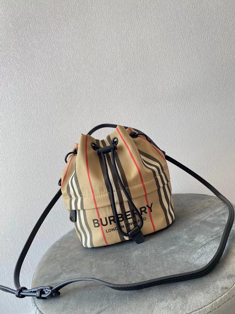 Burberry storage cla