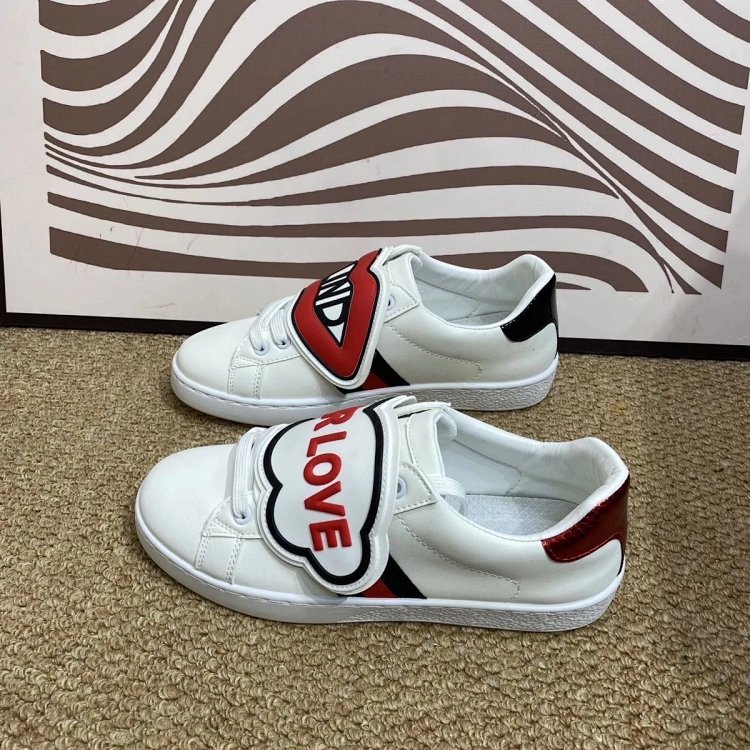 Gucci kisses red lips in white shoes