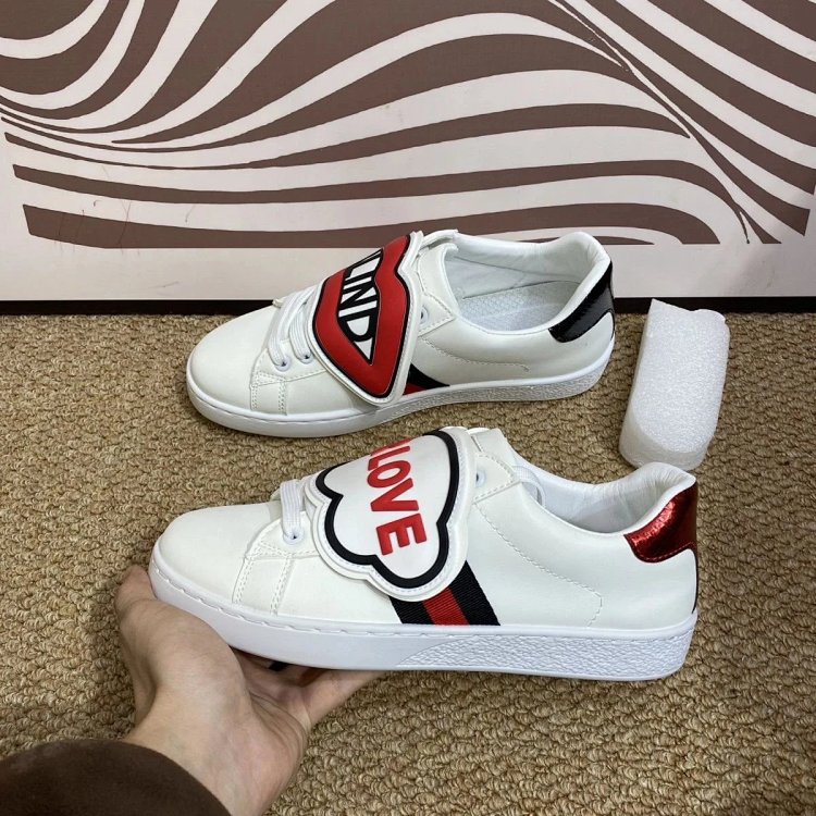 Gucci kisses red lips in white shoes