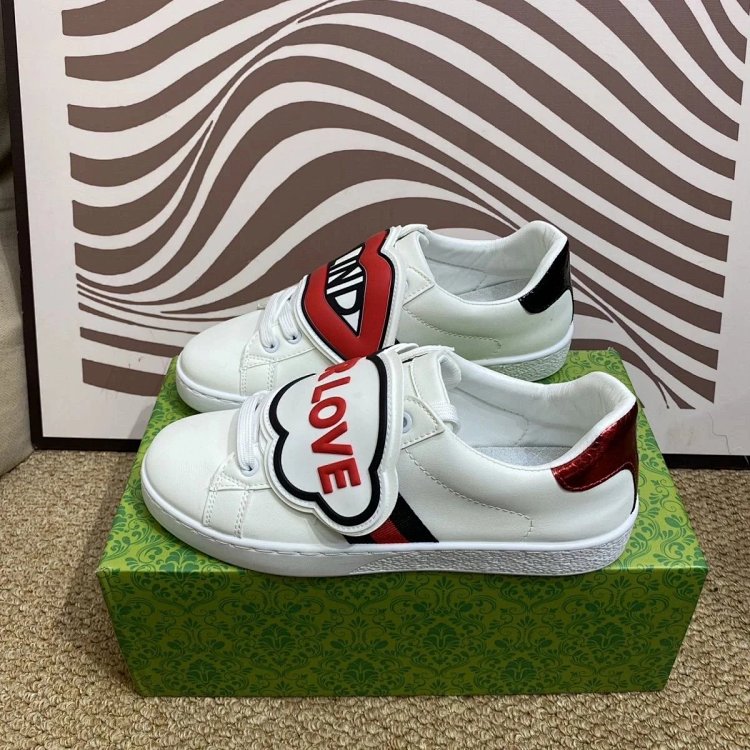 Gucci kisses red lips in white shoes