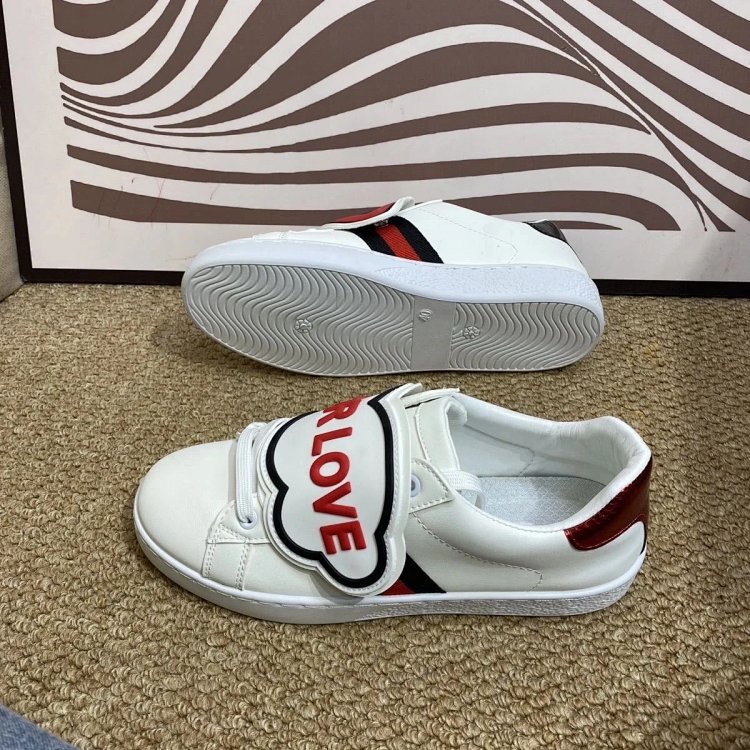 Gucci kisses red lips in white shoes