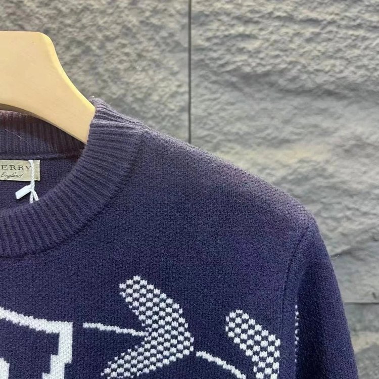 Burberry warhorse logo sweater
