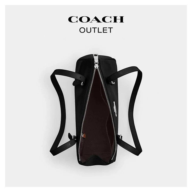 coach  Classic baguette bag with shiny leather design for underarm bag