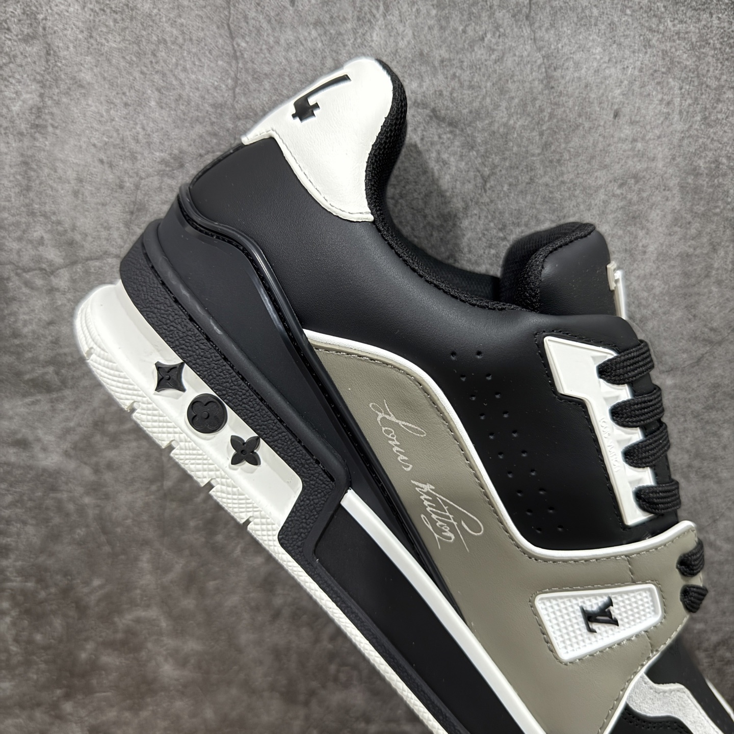 Louis Vuitton Trainer Sneaker T538010