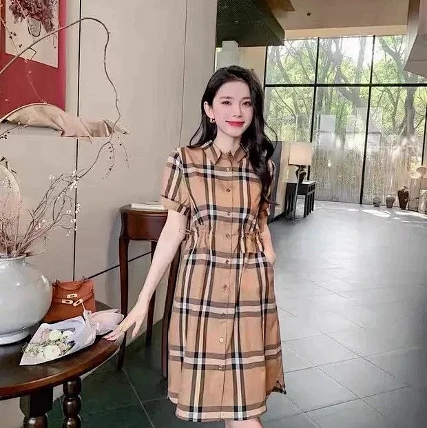 Burberry Light Luxury 2026 Women's British Style High-end Skirt Lapel Plaid Short-sleeved T-Shirt