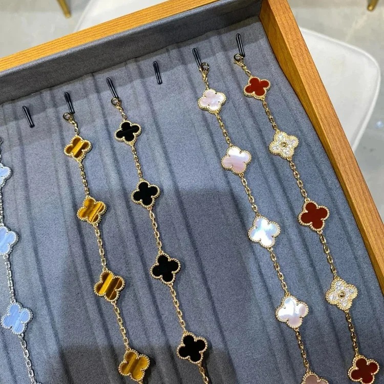 The bracelet is made of V-gold and is made of CNC carving technology.