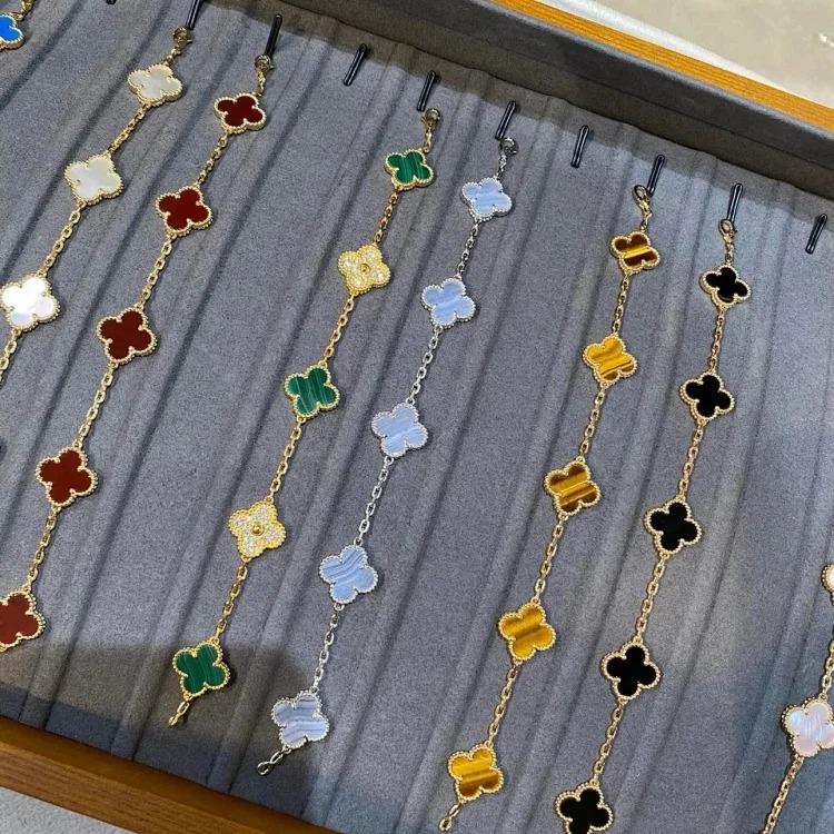 The bracelet is made of V-gold and is made of CNC carving technology.