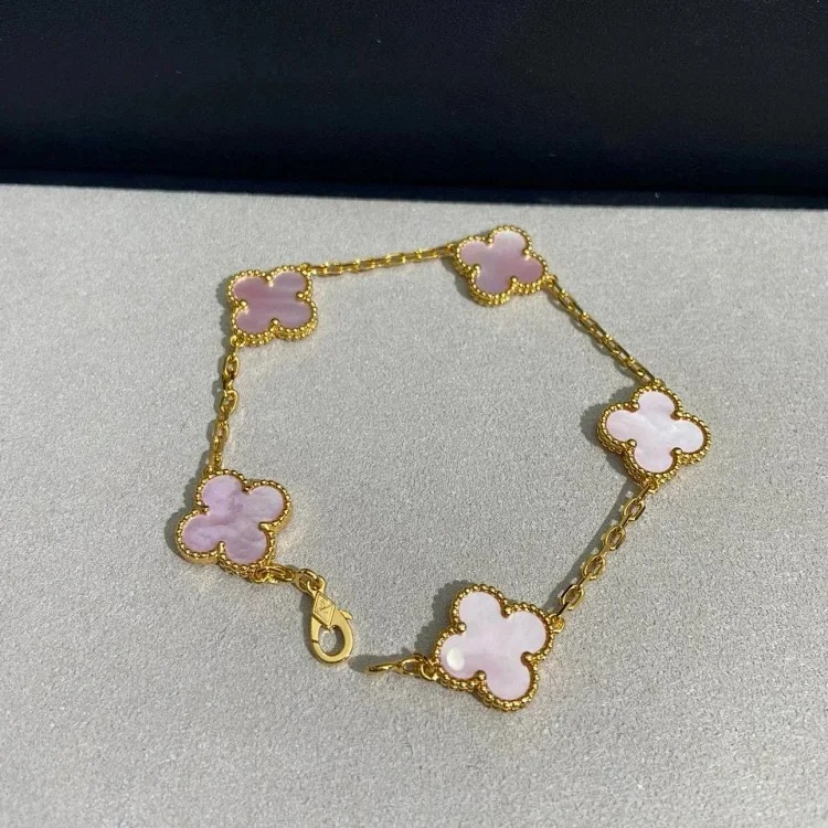 The bracelet is made of V-gold and is made of CNC carving technology.