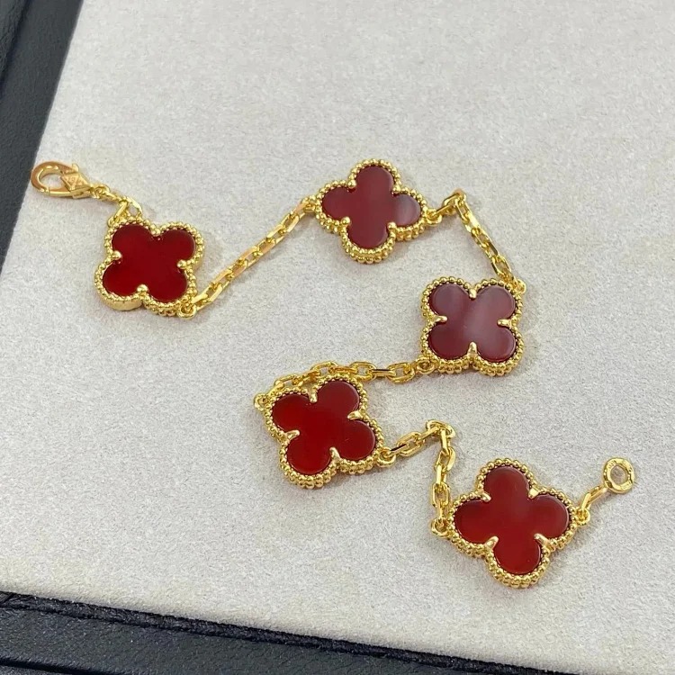 The bracelet is made of V-gold and is made of CNC carving technology.