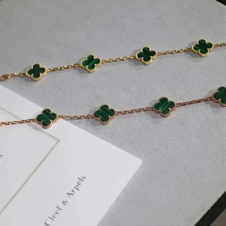 The bracelet is made of V-gold and is made of CNC carving technology.
