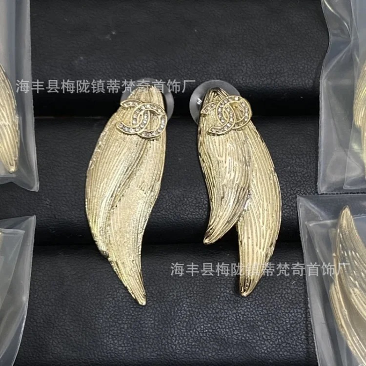 Chanel New Vintage Pearl Heart Earrings