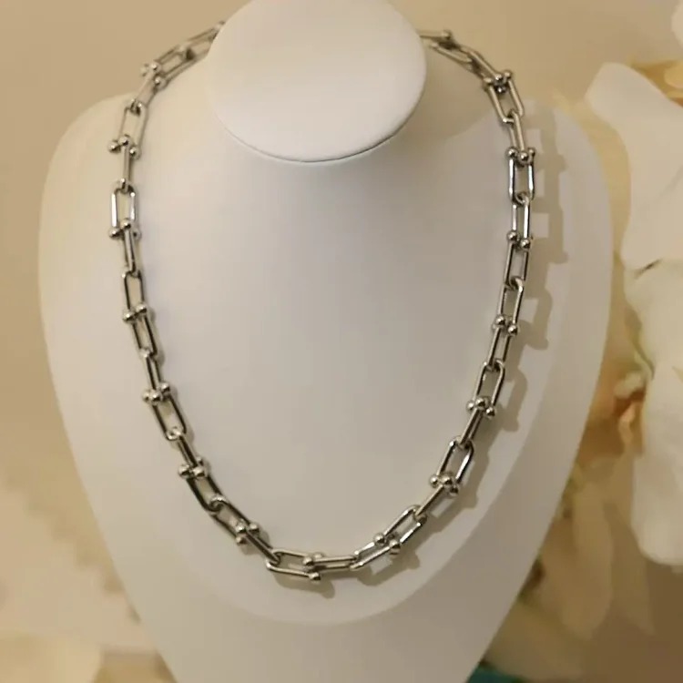 Letter crystal necklace for women, light luxury, versatile, high-end waterproof jewelry, neck chain, clavicle necklace