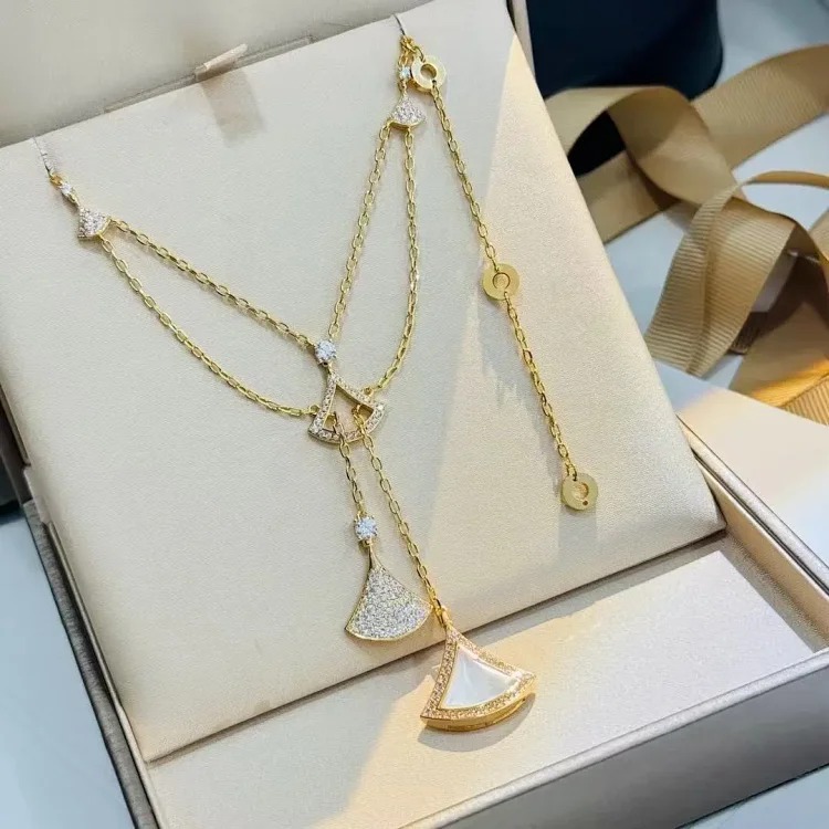 Letter crystal necklace for women, light luxury, versatile, high-end waterproof jewelry, neck chain, clavicle necklace