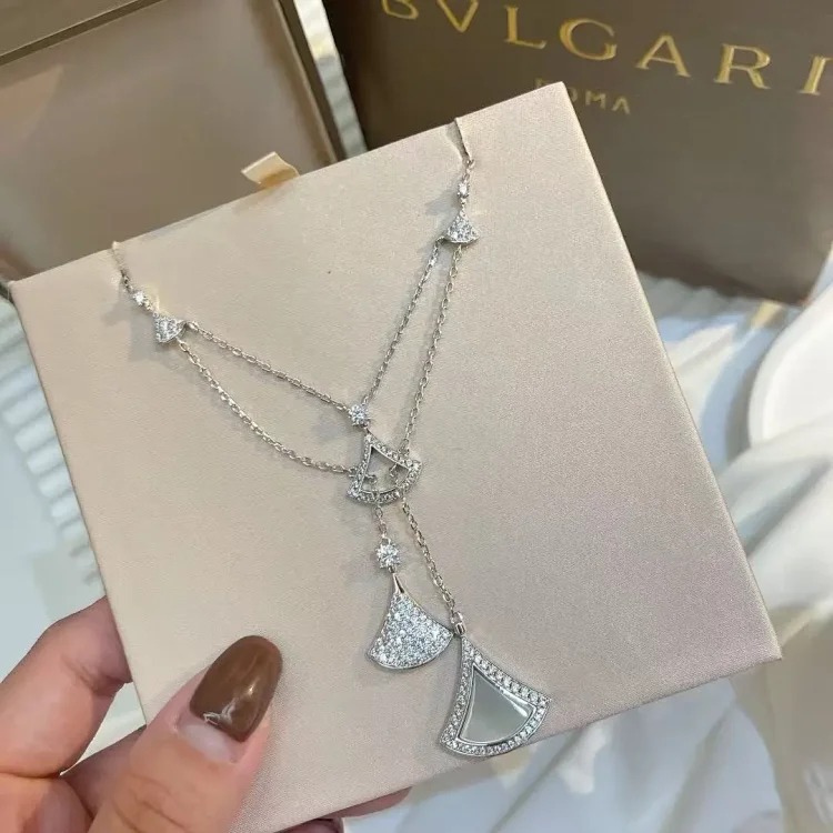 Letter crystal necklace for women, light luxury, versatile, high-end waterproof jewelry, neck chain, clavicle necklace