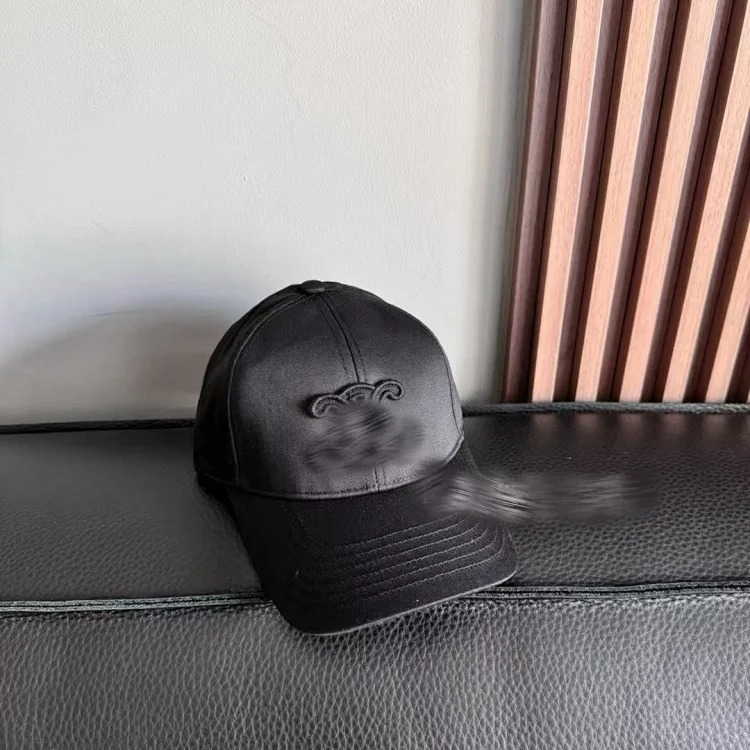 Super stylish and looks small! The hottest street trend baseball cap with letter embroidery, black and white sun visor