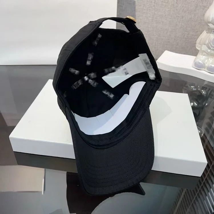 Super stylish and looks small! The hottest street trend baseball cap with letter embroidery, black and white sun visor