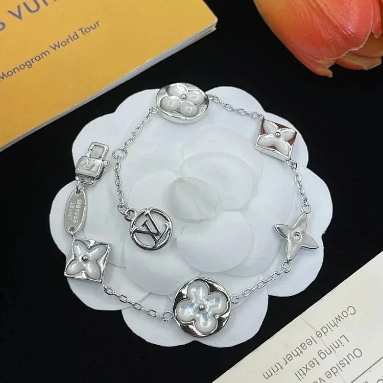 IV Hand jewelry