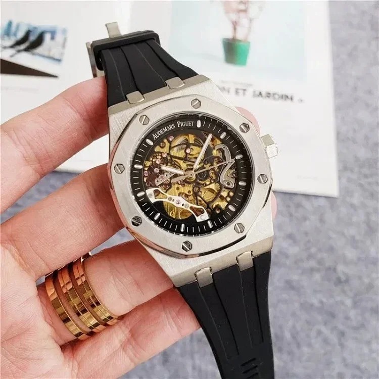R-1 time flows in the watch, accurate at every moment, and keeps moving forward