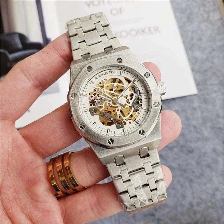 R-1 time flows in the watch, accurate at every moment, and keeps moving forward