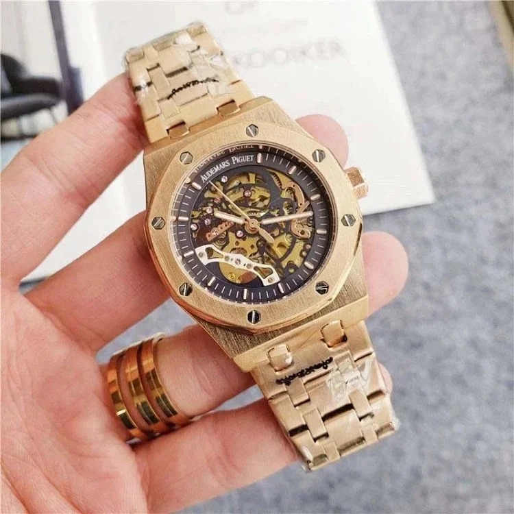R-1 time flows in the watch, accurate at every moment, and keeps moving forward