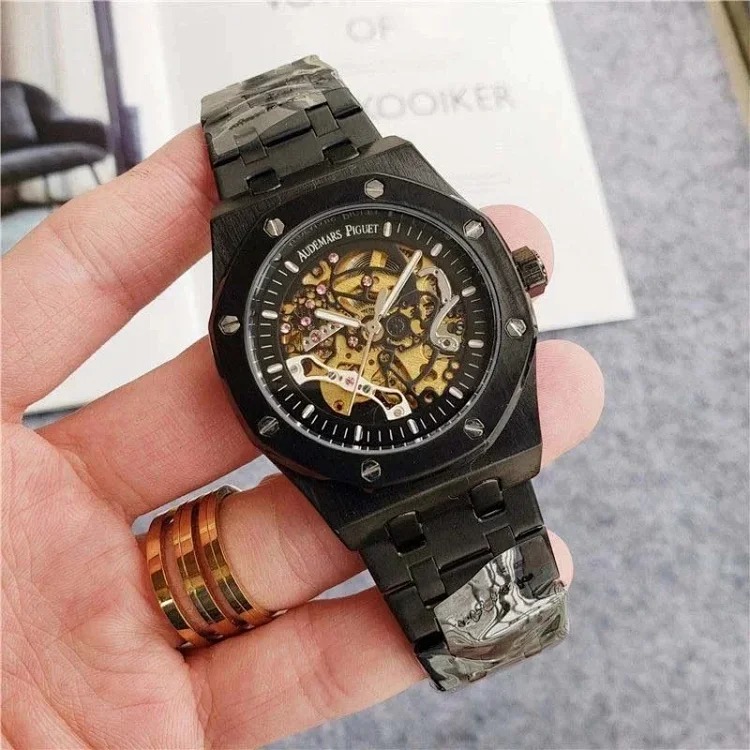 R-1 time flows in the watch, accurate at every moment, and keeps moving forward