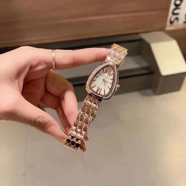 R-1 time flows in the watch, accurate at every moment, and keeps moving forward