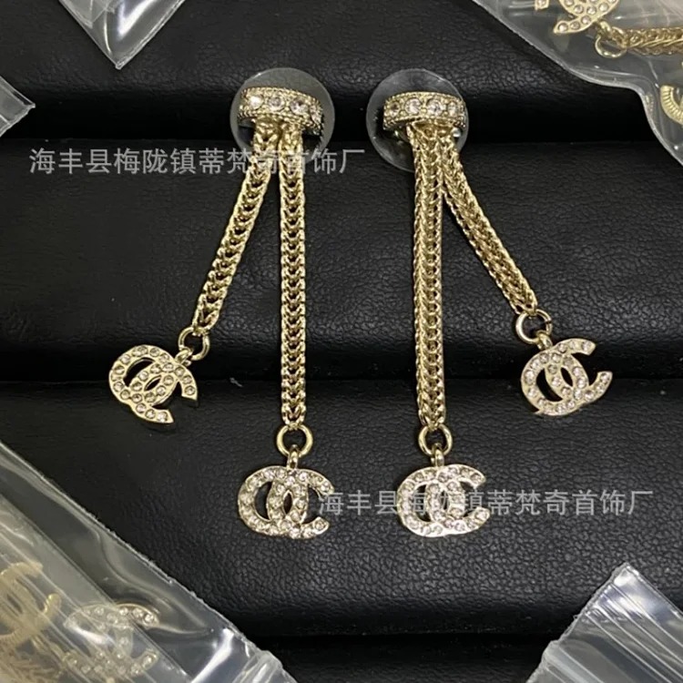 25c new high small fragrant style earrings for girls European and American double C retro small fragrant earrings ladies pearl earrings