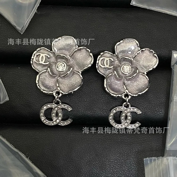 25c new high small fragrant style earrings for girls European and American double C retro small fragrant earrings ladies pearl earrings