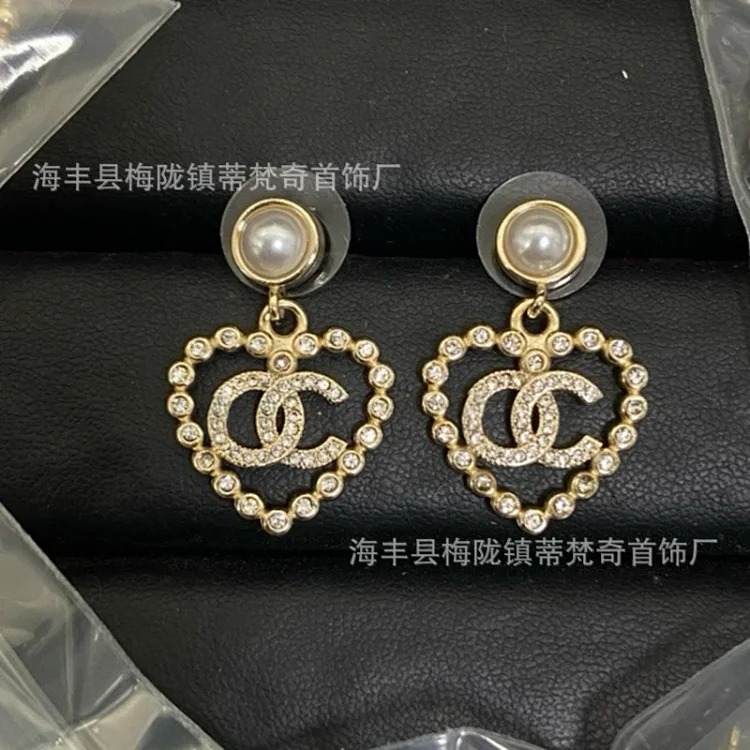 25c new high small fragrant style earrings for girls European and American double C retro small fragrant earrings ladies pearl earrings