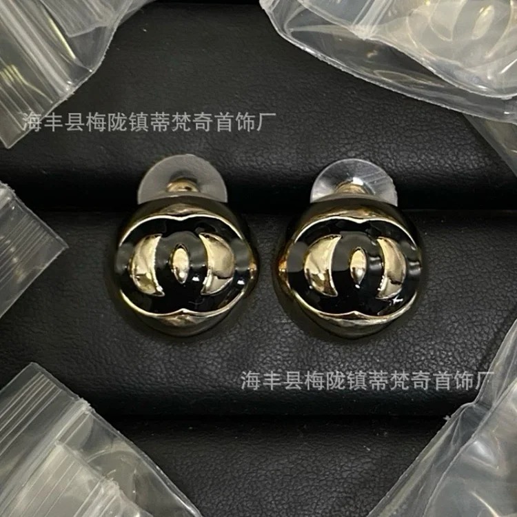 25c new high small fragrant style earrings for girls European and American double C retro small fragrant earrings ladies pearl earrings
