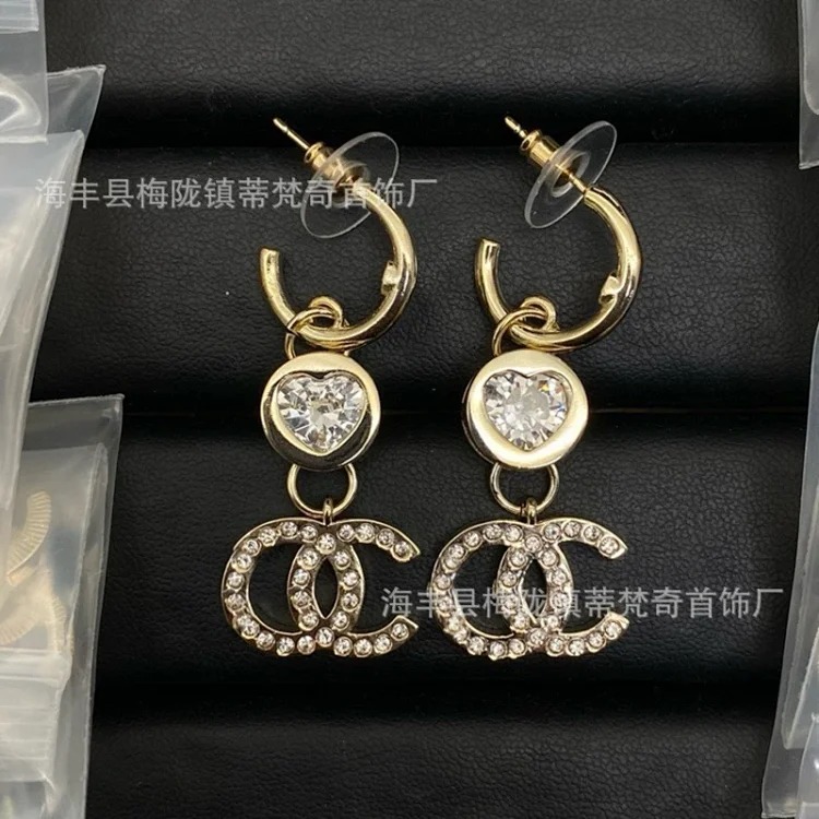 25c new high small fragrant style earrings for girls European and American double C retro small fragrant earrings ladies pearl earrings